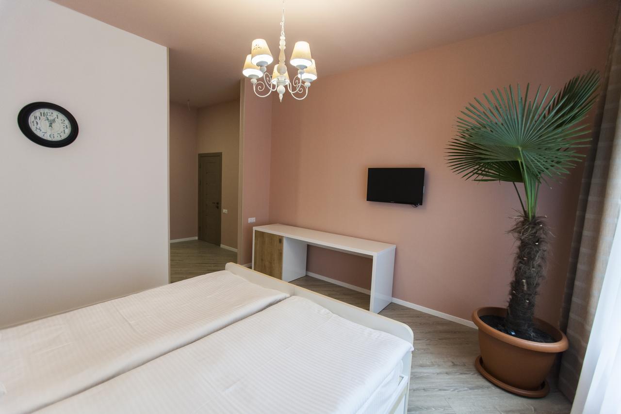 Holiday Hotel & Hostel Єреван Екстер'єр фото