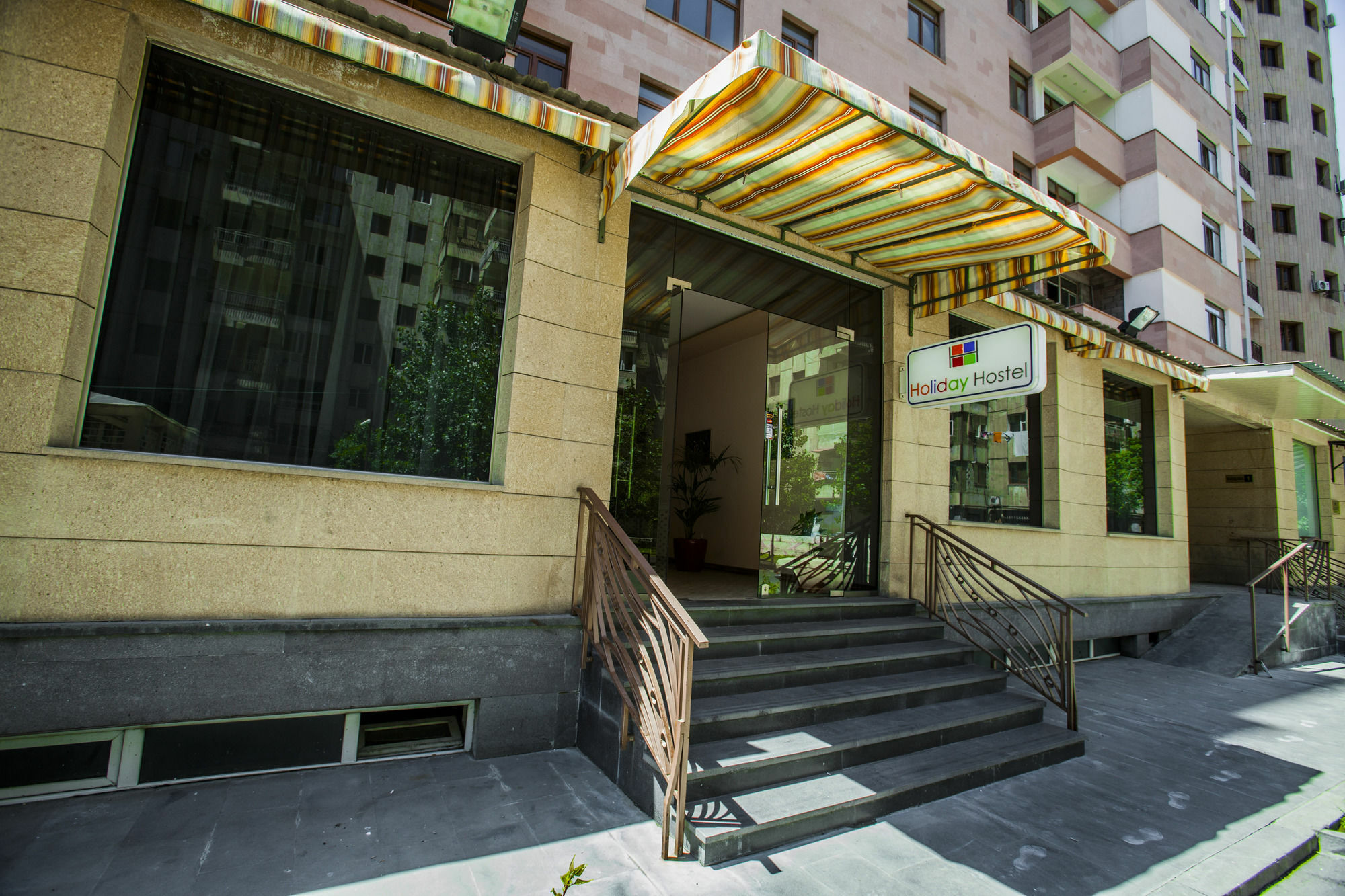 Holiday Hotel & Hostel Єреван Екстер'єр фото