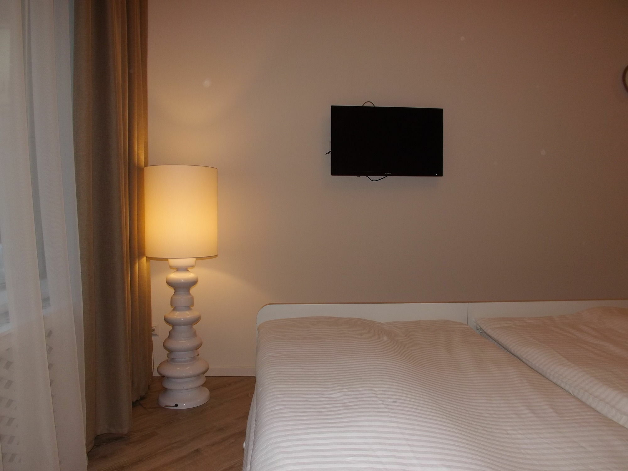 Holiday Hotel & Hostel Єреван Екстер'єр фото